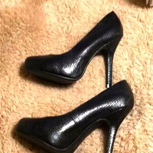 New Black 4” textured faux snakeskin pump